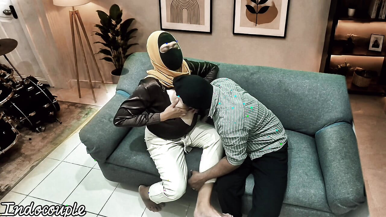 Teman kantor muslim berhijab dan bosnya untuk promosi jilat memek berbulu dan nyepong kontol dan ngentot memek becek