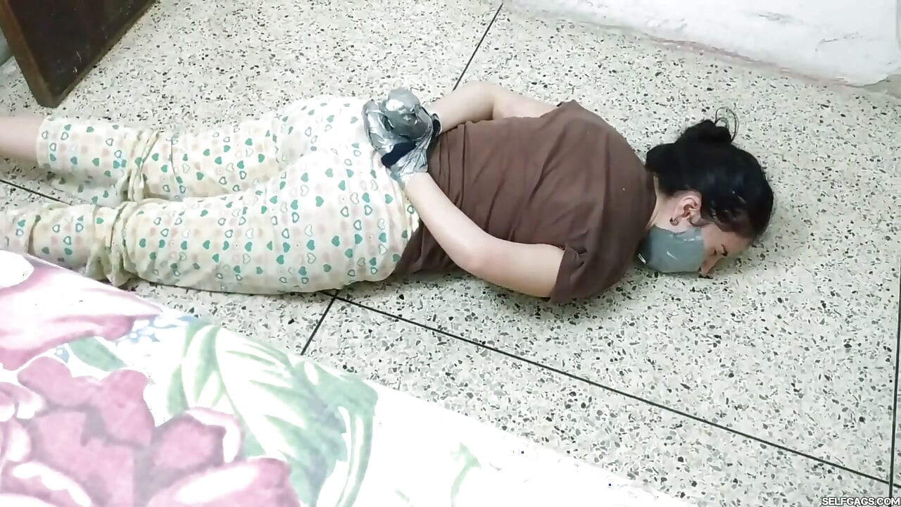Oyun kaybeden üvey anne ve üvey kız kardeş tarafından tam tedavi ediliyor