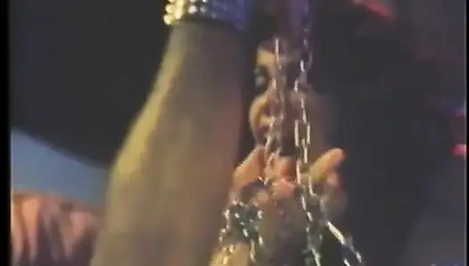 Pelacur seksi lagi asik nyepong kontol sambil berlutut