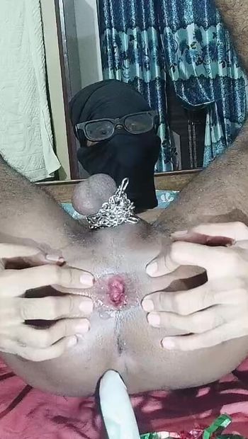 Il ragazzo del bangladesh spinge un dildo con una favola. Guarda e sottoscriva per altro. Una storia di anale.