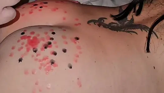 Er tropft wachs auf meinen arsch und kommt dann auf meine muschi, um mich abzukühlen!