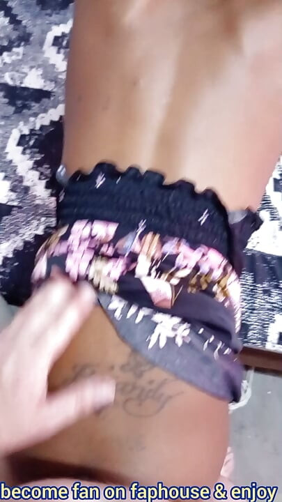 Fată neagră sexy se joacă cu pizda, tachinare pe la spate Z și efectuați abilități de muie