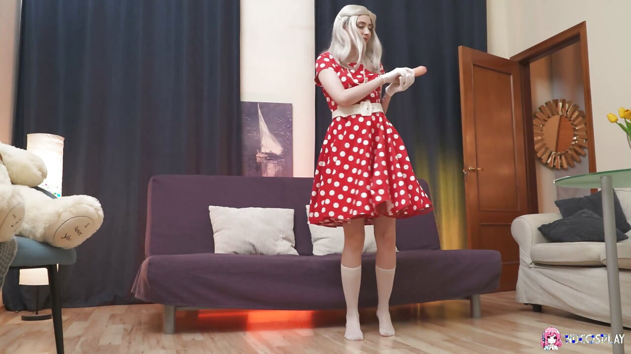 Η Tiny Blonde Funky Town Τεντώνει Την Καρνάτη Της Μουνάρα Με Ένα Dildo