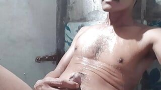 Un Indien fait pipi dans la salle de bain, film porno
