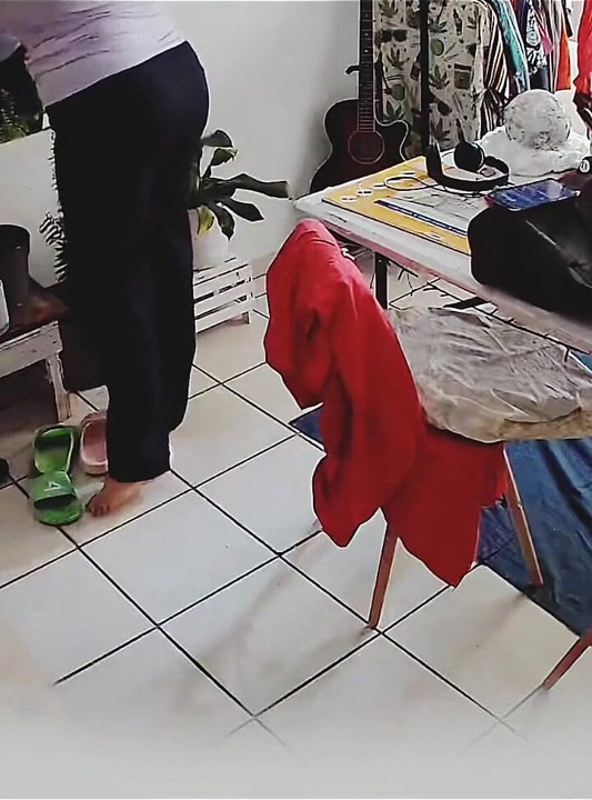 Nagrywanie mojej żony bez jej zauważenia, podczas gdy jej kochanek masturbuje się w łóżku