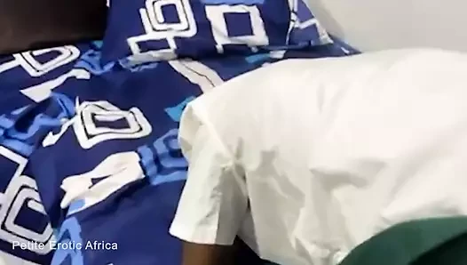 Gadis remaja kurus afrika lagi asik fingering memeknya pakai jari