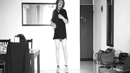 Yüksek topuklu ayakkabılarda crossdresser gösterisi