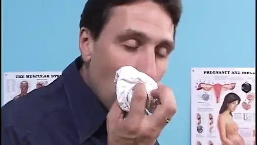 Çarpıcı esmer genç kız yaşlı bir adamın penisinin üzerinde zıplıyor