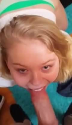 Fată blondă suge pula