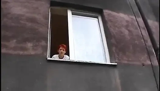 Toll aussehende rothaarige fickt ihre muschi mit den fingern