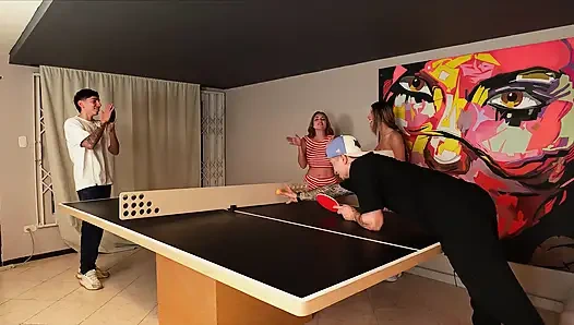 Послеобеденный пин-понг с Сарой Блондинкой заканчивается сексом втроем, пока моего парня нет