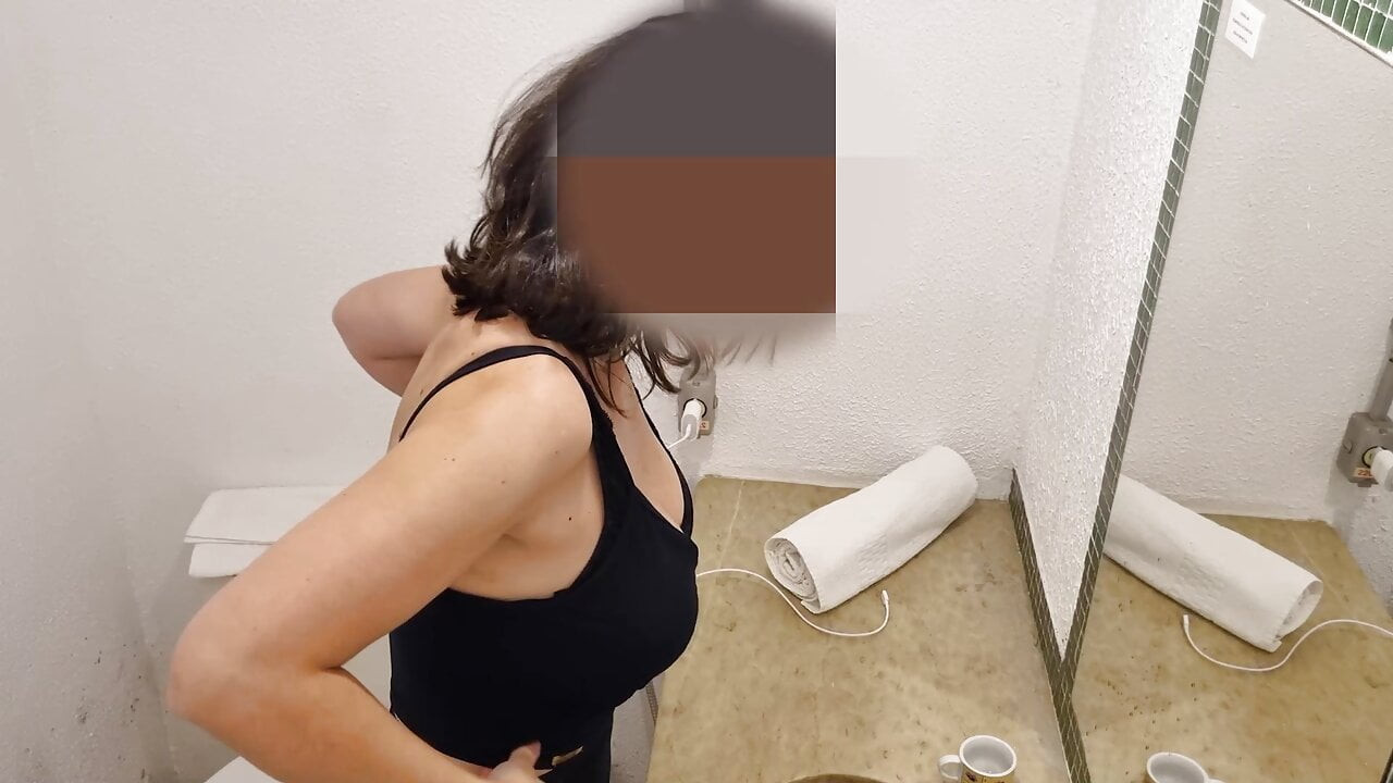 Esposa sai do banheiro com a boca cheia de esperma.