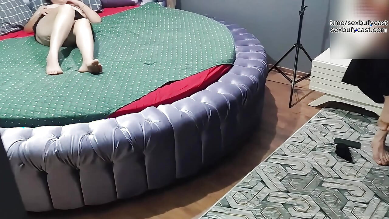 Ele fode sua esposa corno com outra pessoa. VÍDEO COMPLETO