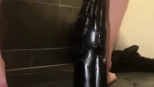 Gevşek götümün derinliklerinde büyük çift yumruk sokma dildo
