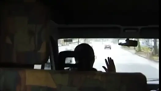 Güzel sarışın piliç iki serseriyi memnun ediyor