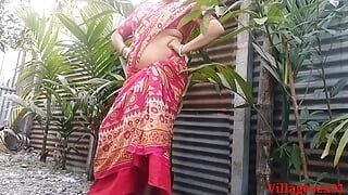 สาวเบงกาลีสาวอินเดียเอาท์ดอร์ chudai devar ke saath red saree main (วิดีโออย่างเป็นทางการโดย villagesex91 )