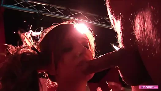 Стриптизерские шлюшки в оргии в анально-киске клубе