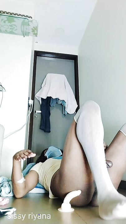 Indijska Riyana žestoko fukira dildo u filmu Sama kod kuće
