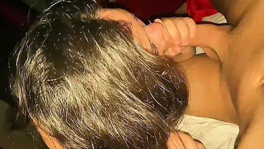 Kitty DJ kniet nieder und fetzt meinen schwanz mit tiefer kehle, bevor ich es in 4k breake