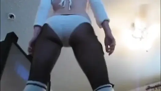 Virgina twerking in netzstrümpfen