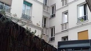 Szarpanie kutasa na balkonie przed sąsiadami