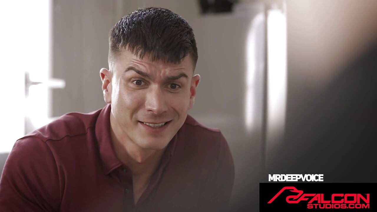 Falcon studios - teman kuliahan disodok oleh cowok yang lebih tua di threesome spontan