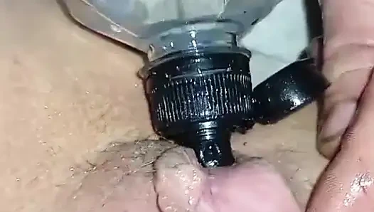 Vajinaya Bir Şişeden Su Koy