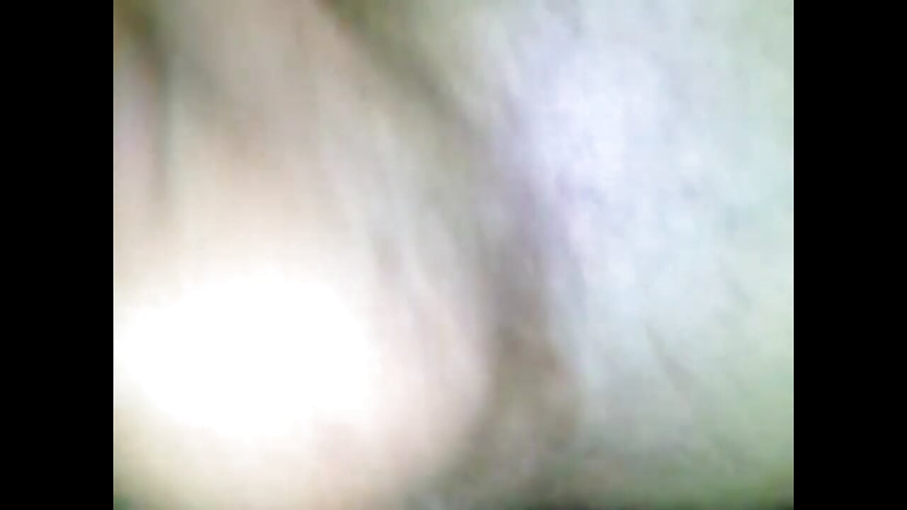 Tânără se fute și geme dintr-o pulă puternică și o pulă mare și spermă