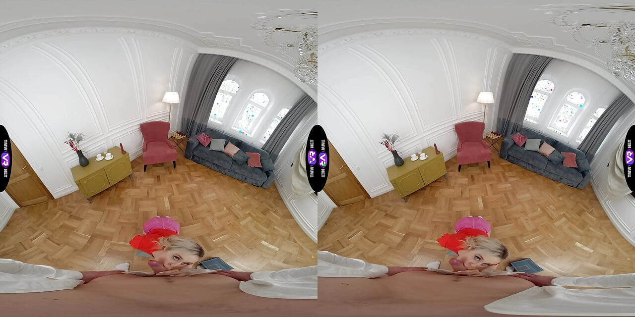 Molly Cute porównuje dildo do prawdziwego penisa, a następnie żąda spermy - teenMegaWorld