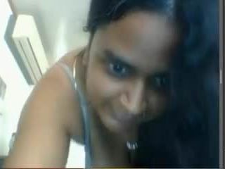 Indische Tante spielt vor der Webcam