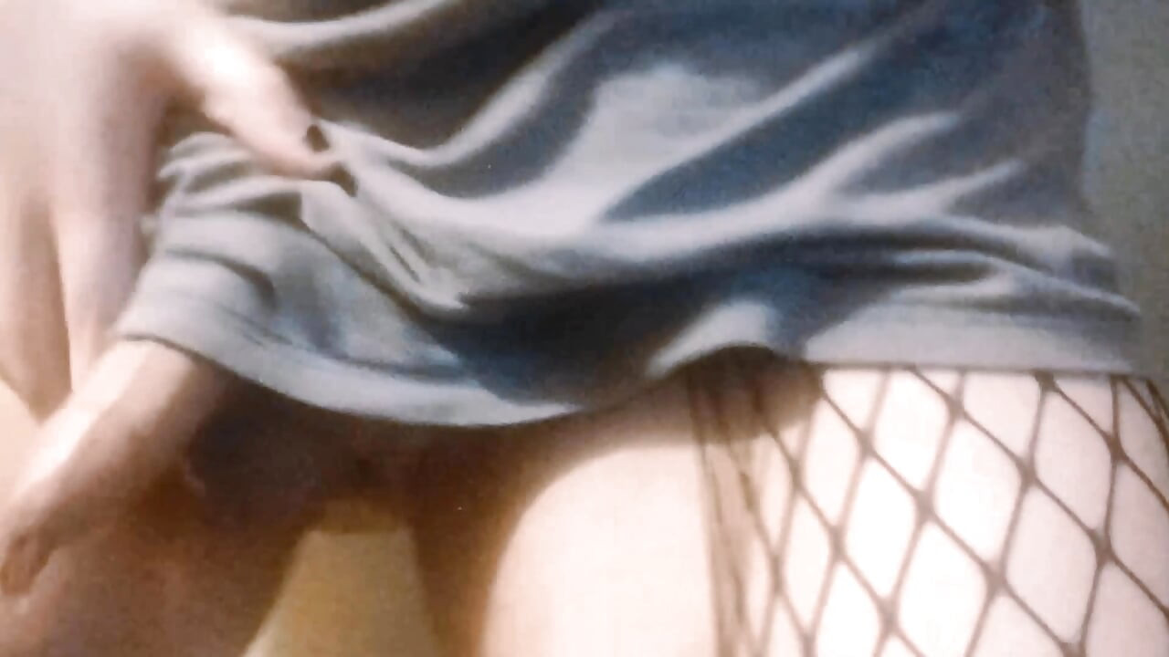 Femboy in gothic visnetkousen streelt zijn schattige mollige transgirl-pik op camera terwijl ze in dikke dijen knijpt in plezier