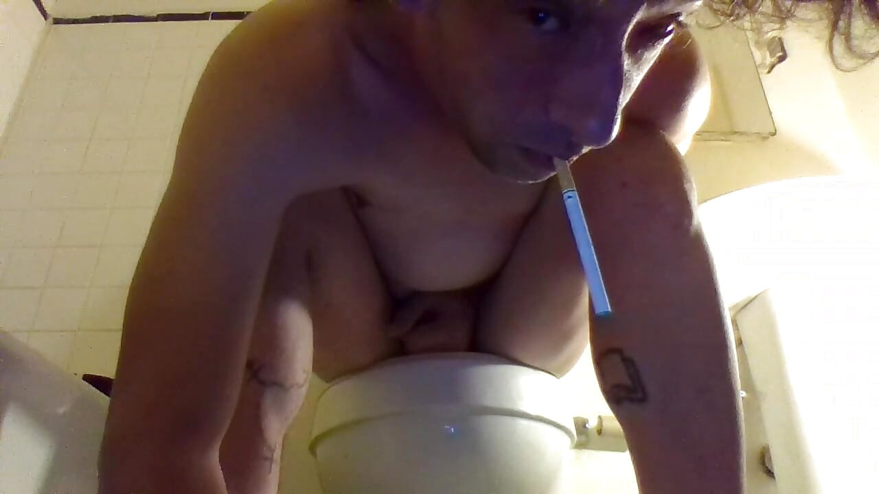 Massiv kæmpe cummspray, mens du solo røver på et toilet