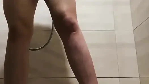 Squirting und reiten sie den schwanz im öffentlichen badezimmer