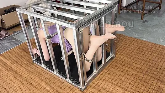 Железные клетки свисают с панциря для попкорна
