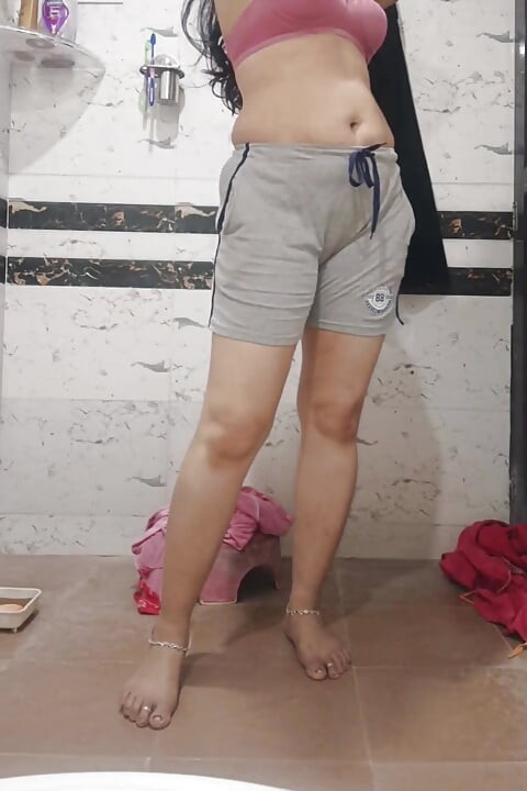 Indiancă Priya Bhabi cu corp deschis complet sexy în baie