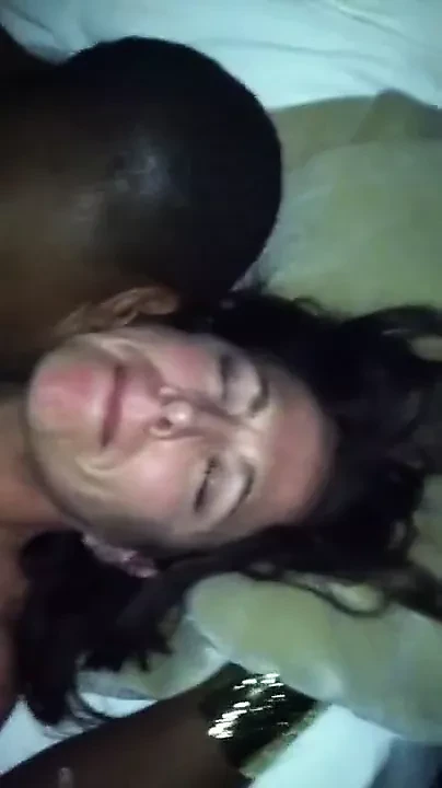 汽车旅馆房间里的两个熟女