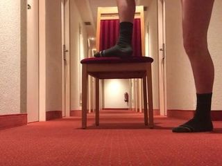Masturbandose en el pasillo del hotel (no cum)