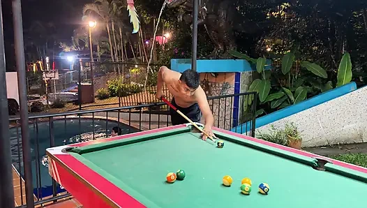 Seksi bir üvey kız kardeş havluya ulaşma bahanesiyle göğüslerini üvey erkek kardeşine gösteriyor ve sonunda onu sikiyor.