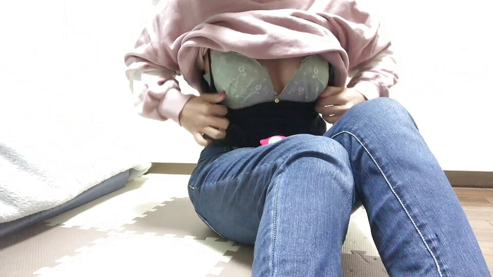 I feel good masturbating with a toy inserted in my pants.... I wish someone would masturbate with me.