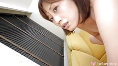 Solo de dama japonesa Kotone Aozora masturbándose en el sofá en 4k.