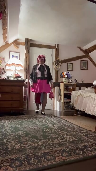 Obučena u malo natečenu ružičastu suknju za veče