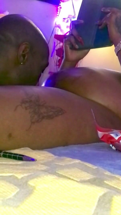 Spektakularan trenutak iz filma "Very hot BBC TS Tugs A Huge Load for her black tgang".
