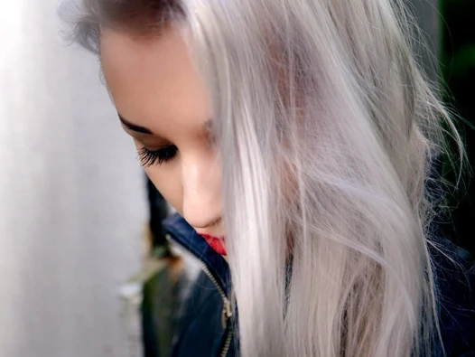 Adelina White сквиртует на улице