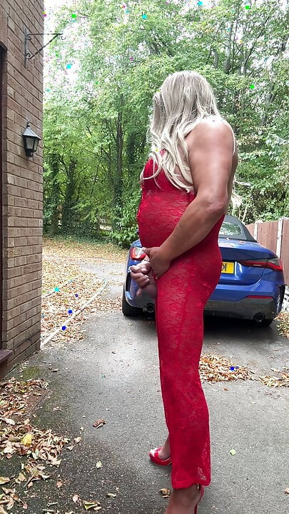 Seksi transvestit kellycd2022 u seksi crvenom kombinezonu i štiklama