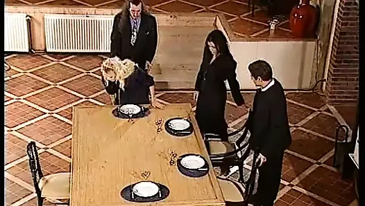 Горячая Горничная Сосет Член В Страстном Оральном Безумии