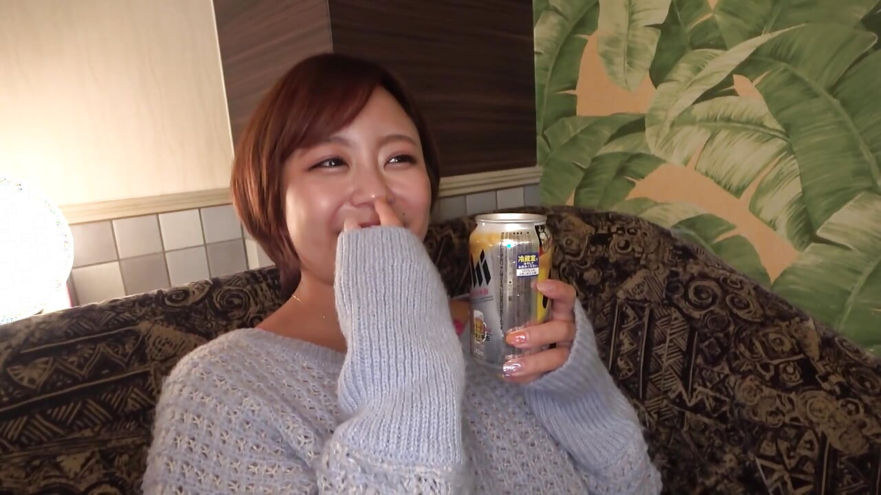 A143F07 A short-haired, healthy tan-skinned older sister cheats and sex with a classmate's AV actor at a love hotel on her way home from a reunion!