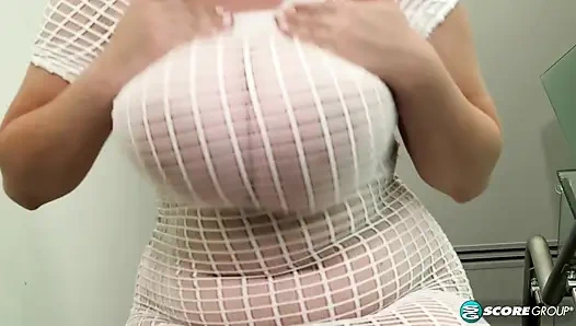 Vollbusige, schöne brünette