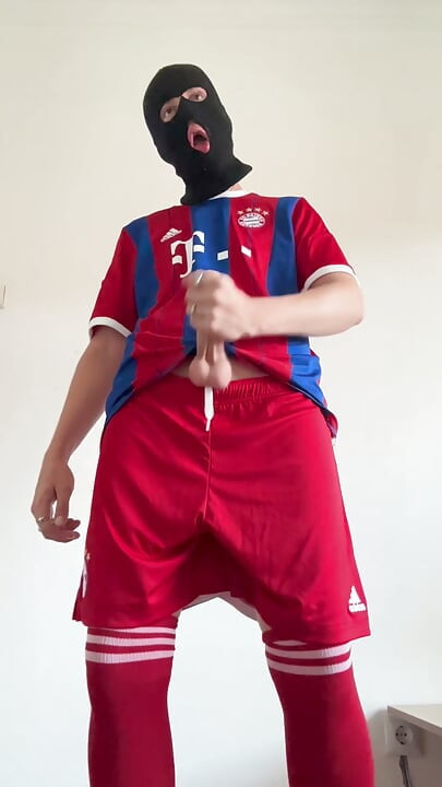 Hermano cachondo llega a casa de la práctica de fútbol