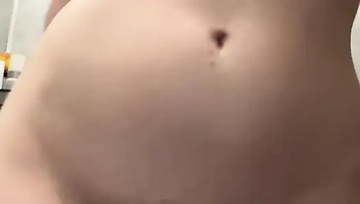 Мокрая девушка ласкает ее тело в душе