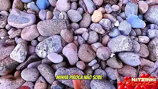 Фантазия на пляже — блондинка и брюнетка (точка зрения)